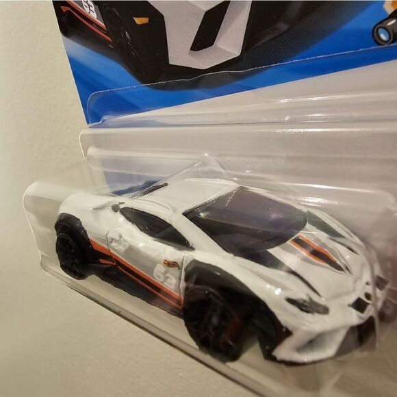 Hotwheels Lamborghini Huracan Sterrato - Picture 4 of 6
